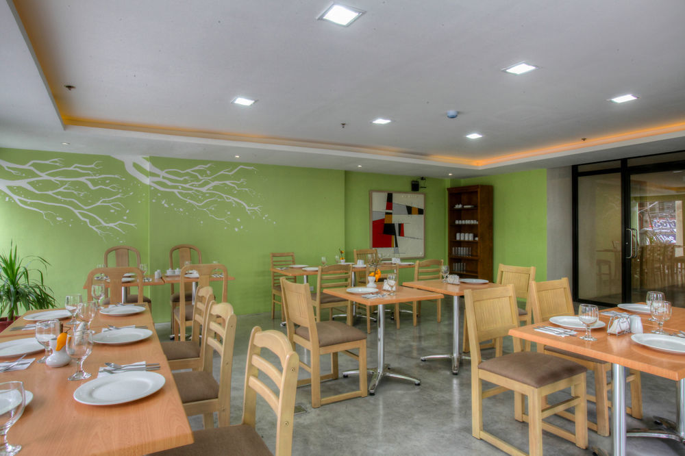 Fersal Hotel Makati Avenue ماكاتي المظهر الخارجي الصورة
